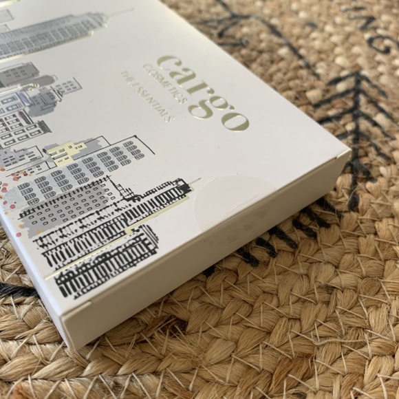 CARGO The Essentials Eyeshadow Palette BNIB - Picture 3 of 4